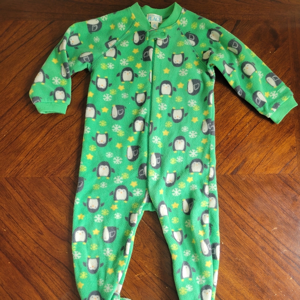 Footie Pajamas!🐧💚 Size 24 Months.